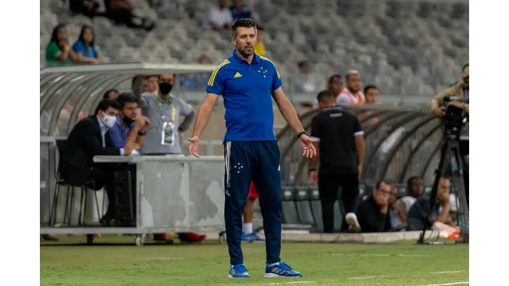 - Paulo Pezzolano, técnico do Cruzeiro