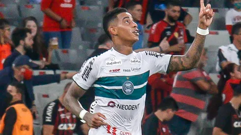 Foto: Gabriel Machado/AGIF – Coritiba está próximo de contratar "sombra" para Alef Manga