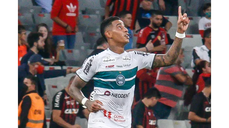Foto: Gabriel Machado/AGIF - Coritiba está próximo de contratar "sombra" para Alef Manga