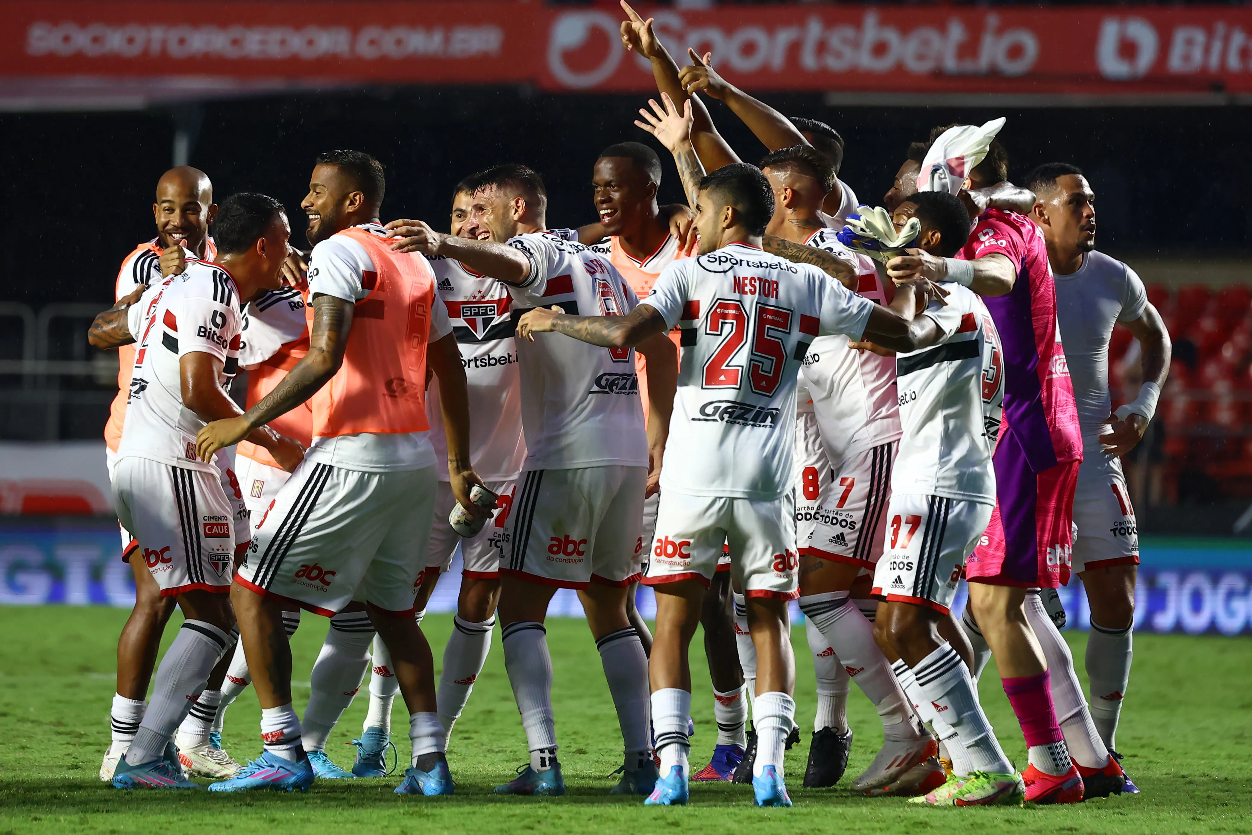 SP – Sao Paulo – 27/03/2022 – PAULISTA 2022, SAO PAULO X CORINTHIANS – jogadores do Sao Paulo comemoram a vitoria contra o Corinthians no estadio Morumbi pelo campeonato Paulista 2022. Foto: Marcello Zambrana/AGIF