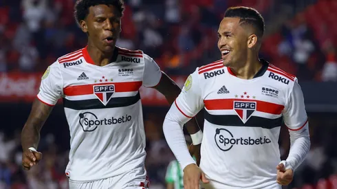 SP – Sao Paulo – 06/12/2021 – BRASILEIRO A 2021, SAO PAULO X JUVENTUDE – Luciano jogador do Sao Paulo comemora seu gol com Arboleda jogador da sua equipe durante partida contra o Juventude no estadio Morumbi pelo campeonato Brasileiro A 2021. Foto: Marcello Zambrana/AGIF
