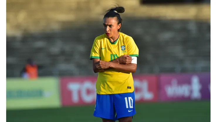 Foto: Josemar Goncalves/AGIF - Marta jogadora do Brasil comemora seu gol durante partida contra o Argentina no estádio Almeidão pelo Amistoso.