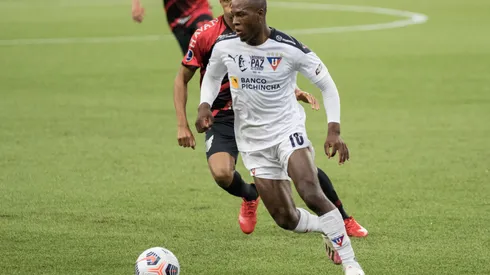 Foto: Robson Mafra/AGIF - Jhojan Julio jogador do LDU durante partida contra o Athletico-PR no estádio Arena da Baixada pelo campeonato Copa Sul-Americana 2021