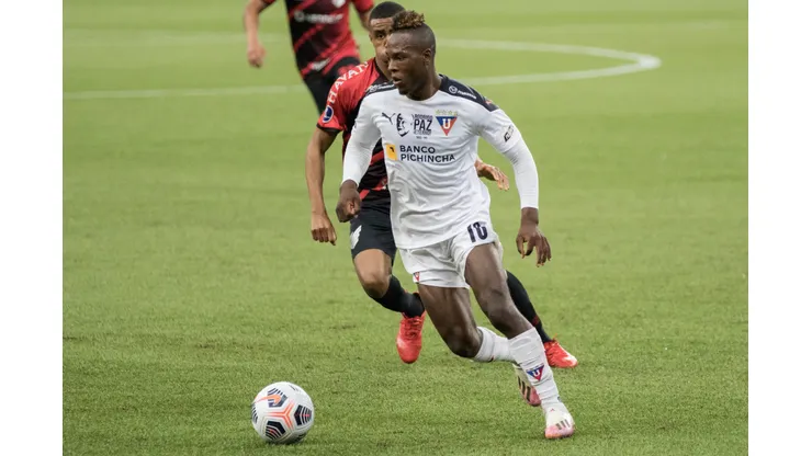 Foto: Robson Mafra/AGIF - Jhojan Julio jogador do LDU durante partida contra o Athletico-PR no estádio Arena da Baixada pelo campeonato Copa Sul-Americana 2021