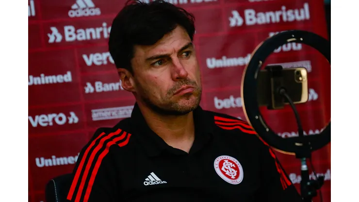 Foto: Luiz Erbes/AGIF - Alexander Medina, técnico do Internacional, concede entrevista após a partida contra o Caxias, no Estádio Centenário, pelo Campeonato Gaúcho 2022