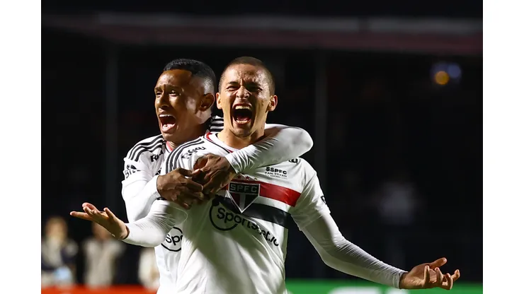 Foto: Marcello Zambrana/AGIF - Pablo Maia jogador do São Paulo comemora seu gol com Marquinhos jogador da sua equipe durante partida contra o São Bernardo no estádio Morumbi pelo campeonato Paulista 2022