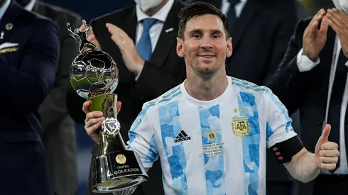 RJ – Rio de Janeiro – 10/07/2021 – COPA AMERICA 2021, FINAL, ARGENTINA X BRASIL – Messi jogador do Argentina levanta a taca de goleador durante cerimonia de premiacao ao final da partida contra o Brasil no estadio Maracana pela decisao do campeonato Copa America 2021. Foto: Thiago Ribeiro/AGIF