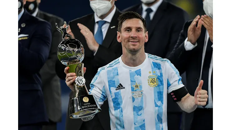 RJ - Rio de Janeiro - 10/07/2021 - COPA AMERICA 2021, FINAL, ARGENTINA X BRASIL - Messi jogador do Argentina levanta a taca de goleador durante cerimonia de premiacao ao final da partida contra o Brasil no estadio Maracana pela decisao do campeonato Copa America 2021. Foto: Thiago Ribeiro/AGIF