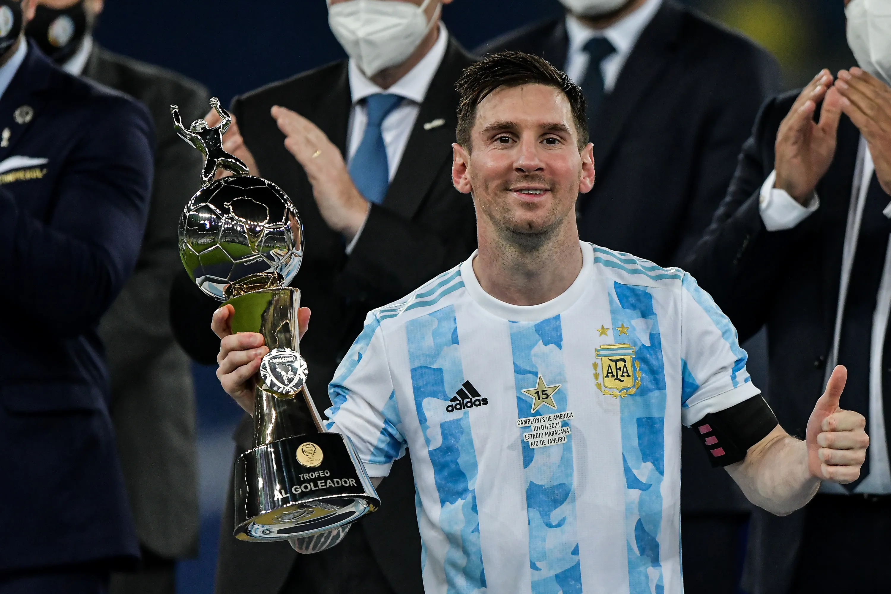 RJ – Rio de Janeiro – 10/07/2021 – COPA AMERICA 2021, FINAL, ARGENTINA X BRASIL – Messi jogador do Argentina levanta a taca de goleador durante cerimonia de premiacao ao final da partida contra o Brasil no estadio Maracana pela decisao do campeonato Copa America 2021. Foto: Thiago Ribeiro/AGIF