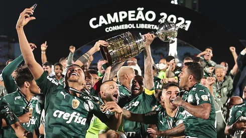 Uruguai - 27/11/2021 - LIBERTADORES 2021 FINAL, PALMEIRAS X FLAMENGO - Jogadores do Palmeiras comemoram titulo de campeao durante cerimonia de premiacao apos vitoria contra o Flamengo em partida no estadio Centenario pela decisao do campeonato Copa Libertadores 2021. Foto: Ettore Chiereguini/AGIF