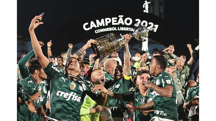 Uruguai - 27/11/2021 - LIBERTADORES 2021 FINAL, PALMEIRAS X FLAMENGO - Jogadores do Palmeiras comemoram titulo de campeao durante cerimonia de premiacao apos vitoria contra o Flamengo em partida no estadio Centenario pela decisao do campeonato Copa Libertadores 2021. Foto: Ettore Chiereguini/AGIF