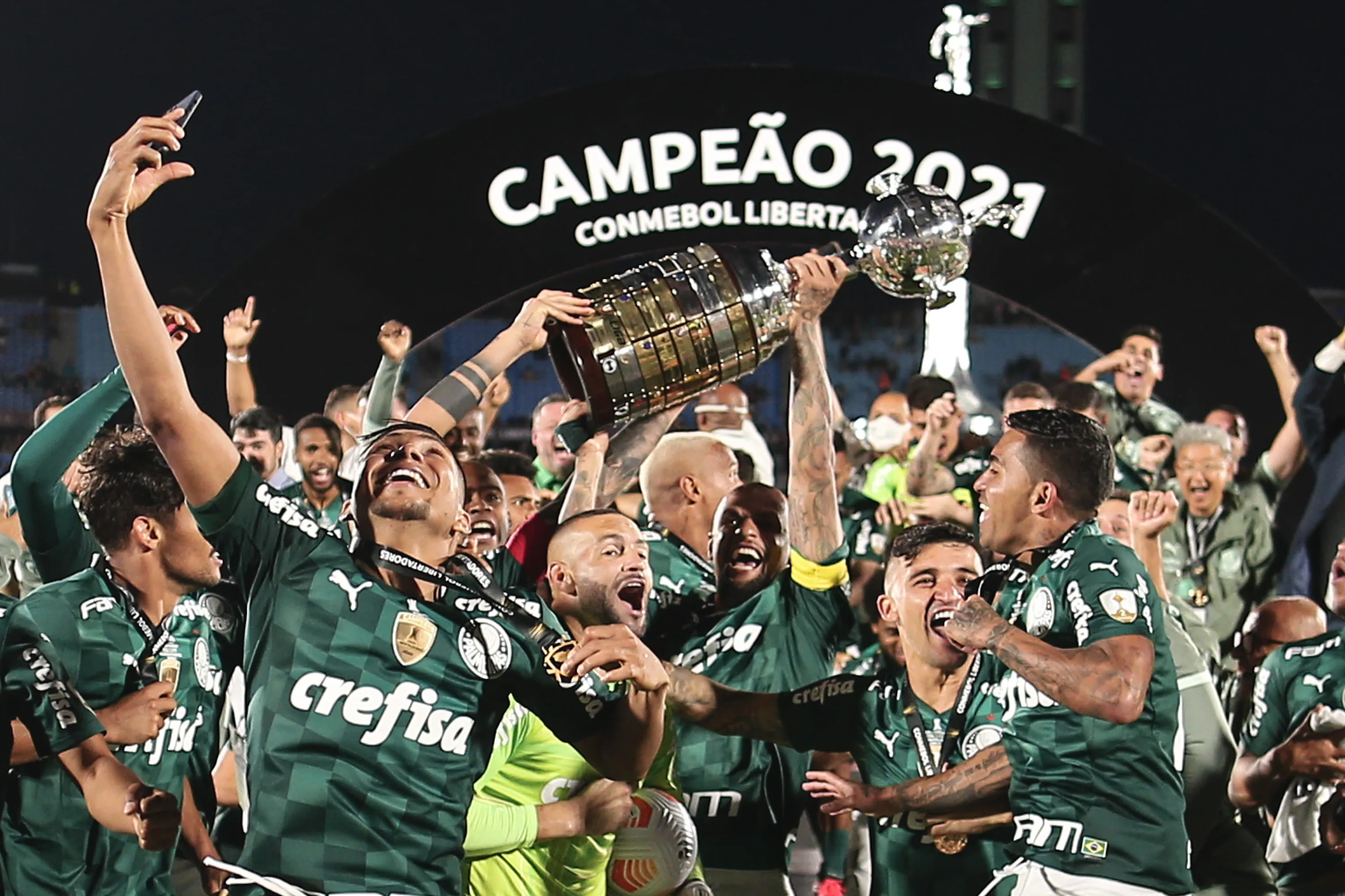 Uruguai – 27/11/2021 – LIBERTADORES 2021 FINAL, PALMEIRAS X FLAMENGO – Jogadores do Palmeiras comemoram titulo de campeao durante cerimonia de premiacao apos vitoria contra o Flamengo em partida no estadio Centenario pela decisao do campeonato Copa Libertadores 2021. Foto: Ettore Chiereguini/AGIF