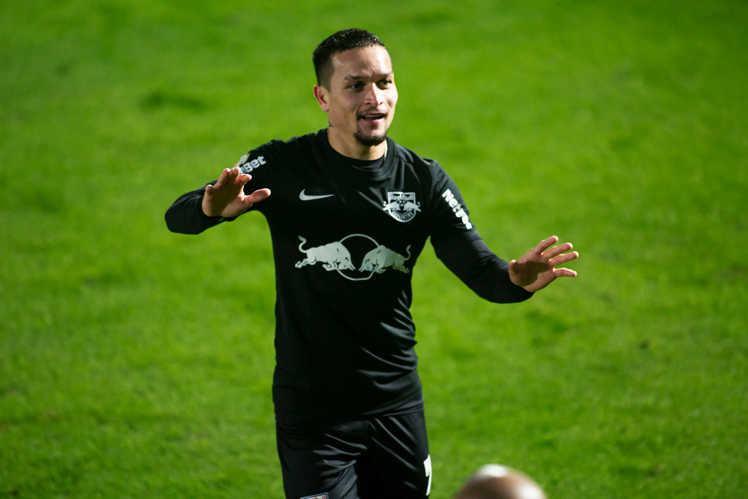 Foto: (Diogo Reis/AGIF) – Artur brilhou no Campeonato Brasileiro 2021, levando o Red Bull Bragantino à classificação inédita para a Libertadores