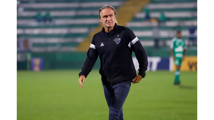 Foto: Dinho Zanotto/AGIF - Cuca técnico do Atlético-MG durante partida contra o Chapecoense no estádio Arena Conda pelo campeonato Brasileiro A 2021