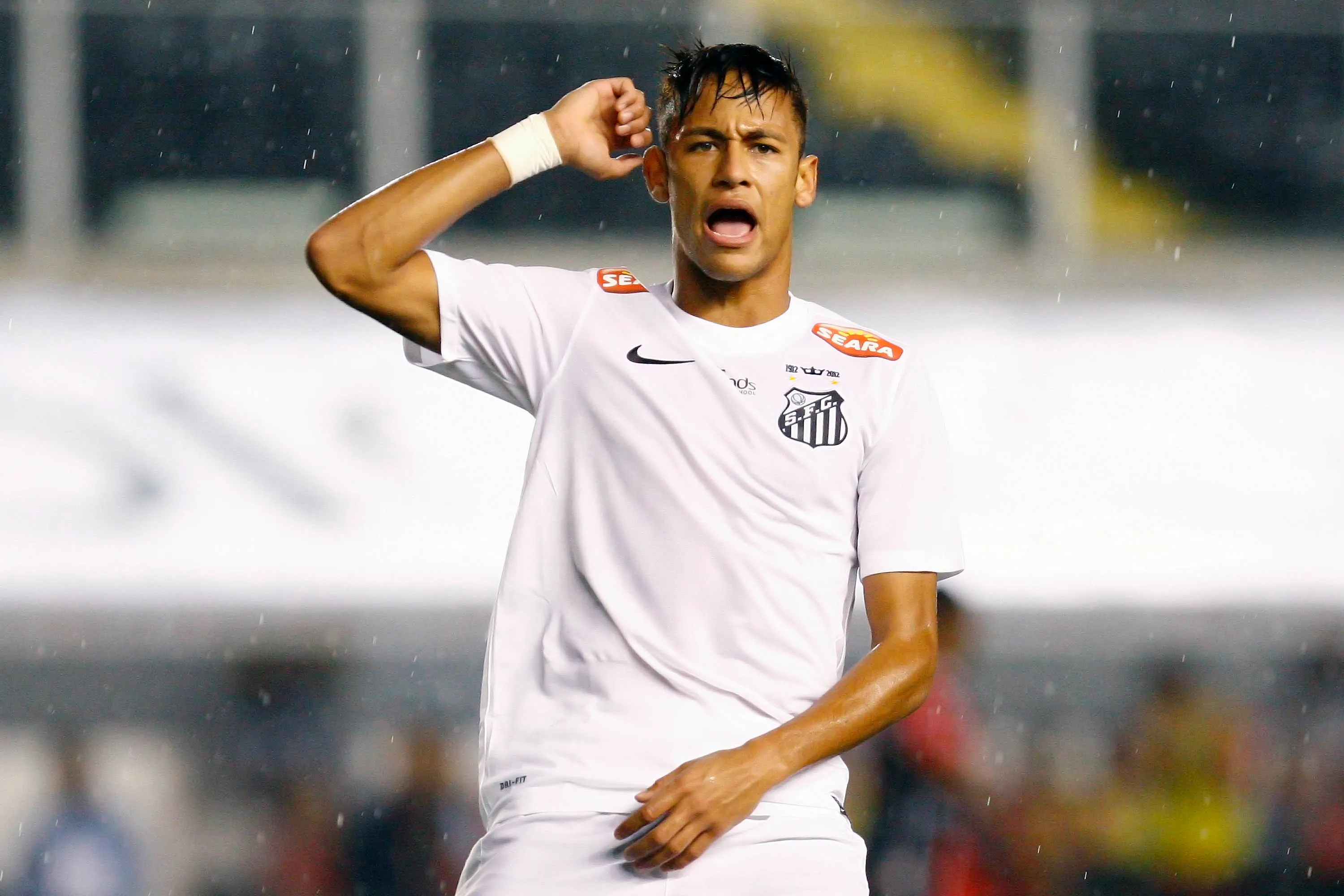 Foto: (Ricardo Saibun/AGIF) – Neymar encantou o mundo vestindo a camisa do Santos