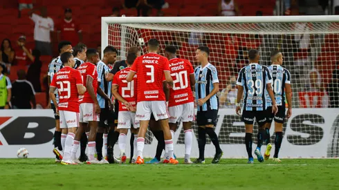 Foto: Maxi Franzoi/AGIF. Grêmio e Internacional no Gre-Nal 365, marcado por um atentado à delegação Tricolor