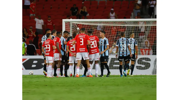 Foto: Maxi Franzoi/AGIF. Grêmio e Internacional no Gre-Nal 365, marcado por um atentado à delegação Tricolor