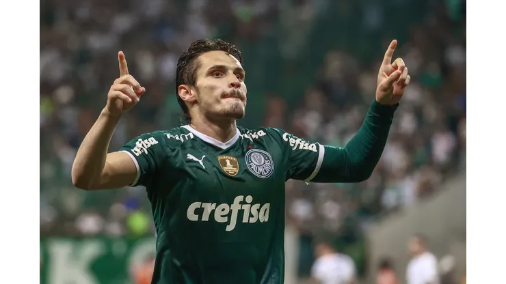 SP - Sao Paulo - 17/03/2022 - PAULISTA 2022, PALMEIRAS X CORINTHIANS - Raphael Veiga jogador do Palmeiras comemora seu gol durante partida contra o Corinthians no estadio Arena Allianz Parque pelo campeonato Paulista 2022. Foto: Marcello Zambrana/AGIF
