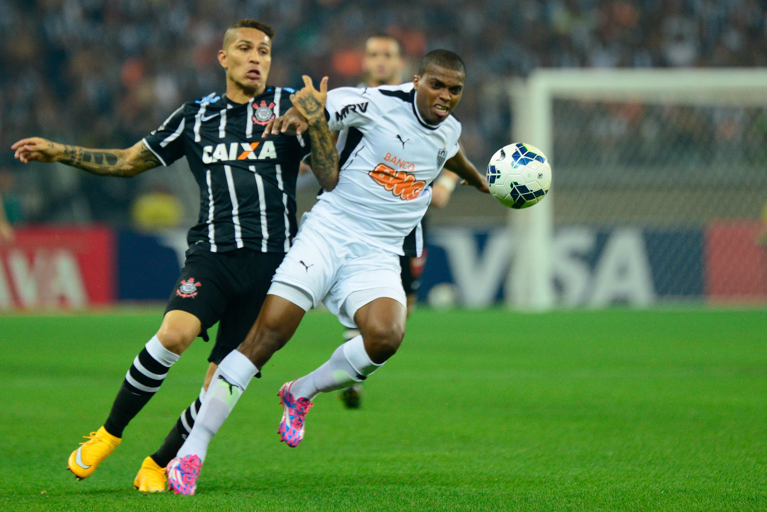 BELO HORIZONTE – MG – 15/10/2014 – COPA DO BRASIL 2014 –  ATLETICO-MG x CORINTHIANS – Guerreiro do Corinthias em  disputa de lance durante partida contra o Atletico-MG pela Copa do Brasil 2014 no estadio Mineirão