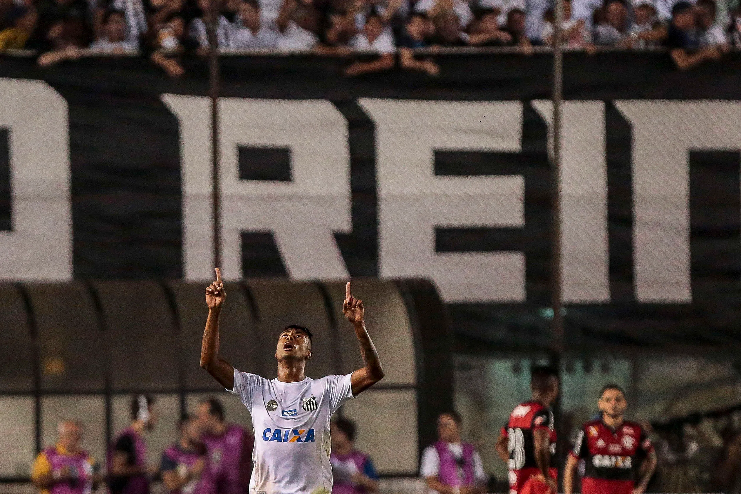 SP – Sao Paulo – 26/07/2017 – Copa do Brasil – Santos X Flamengo – Bruno Henrique do Santos comemora seu gol durante partida de volta da fase quartas-de-final no Estadio Vila Belmiro. Foto: Ale Cabral/AGIF