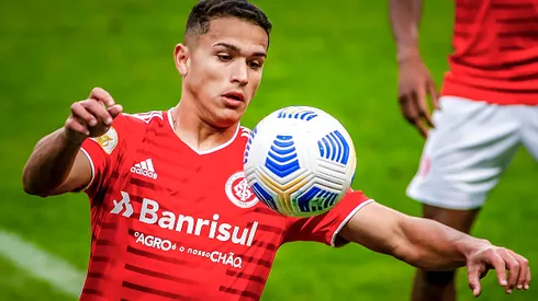PORTO ALEGRE, BRAZIL - JULY 10: Caio Vidal of Internacional controls the ball during the match between Gremio and Internacional as part of Brasileirao Series A 2021 at Arena do Gremio Stadium on July 10, 2021, in Porto Alegre, Brazil. (Photo by Silvio Avila/Getty Images)
