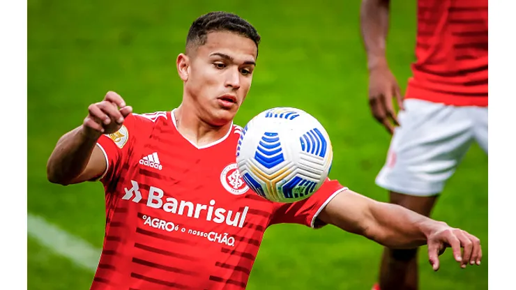 PORTO ALEGRE, BRAZIL - JULY 10: Caio Vidal of Internacional controls the ball during the match between Gremio and Internacional as part of Brasileirao Series A 2021 at Arena do Gremio Stadium on July 10, 2021, in Porto Alegre, Brazil. (Photo by Silvio Avila/Getty Images)