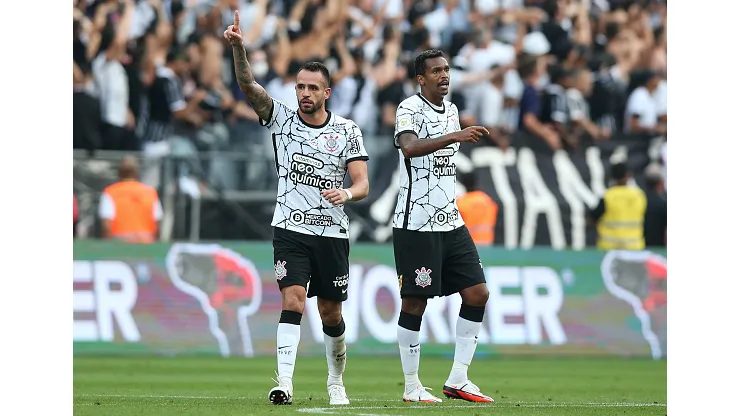 SAO PAULO, BRAZIL - DECEMBER 05: Renato Augusto of Corinthians celebrates after scoring the first goal of his team during a match between Corinthians and Gremio as part of Brasileirao Series A 2021 at Neo Quimica Arena on December 05, 2021 in Sao Paulo, Brazil. (Photo by Alexandre Schneider/Getty Images)