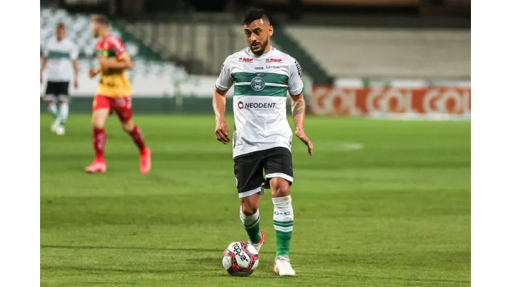 Foto: Robson Mafra/AGIF - Robinho se rende a atacante do Coritiba