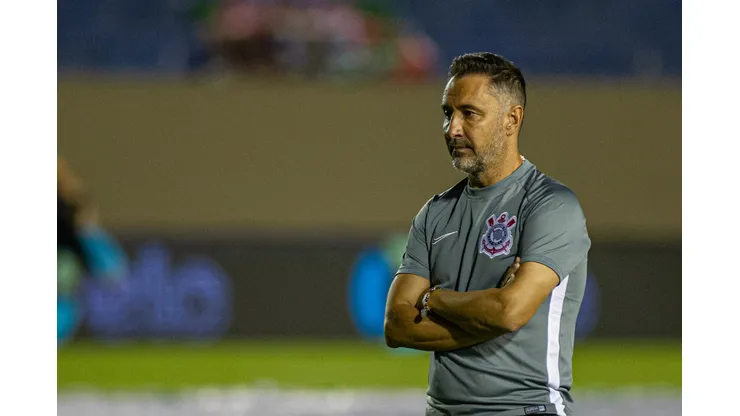 Foto: Marcos Zanutto/AGIF - Jornalista detona Vitor Pereira no Corinthians