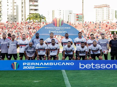 Torcedor do Santa Cruz invade campo e surpreende goleiro ao realizar gesto inédito  