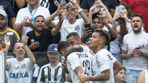 Foto: Diogo Reis/AGIF – CBF toma atitude sobre torcida única entre Santos x Coritiba