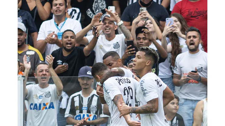 Foto: Diogo Reis/AGIF - CBF toma atitude sobre torcida única entre Santos x Coritiba