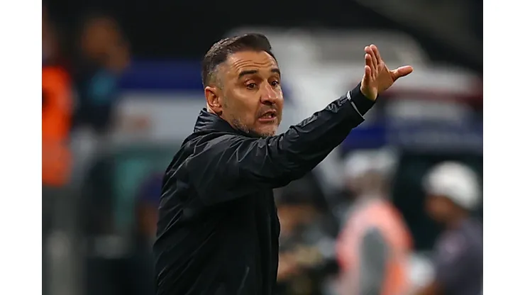 Foto: Marcello Zambrana/AGIF - Vitor Pereira se rende a medalhão do Corinthians