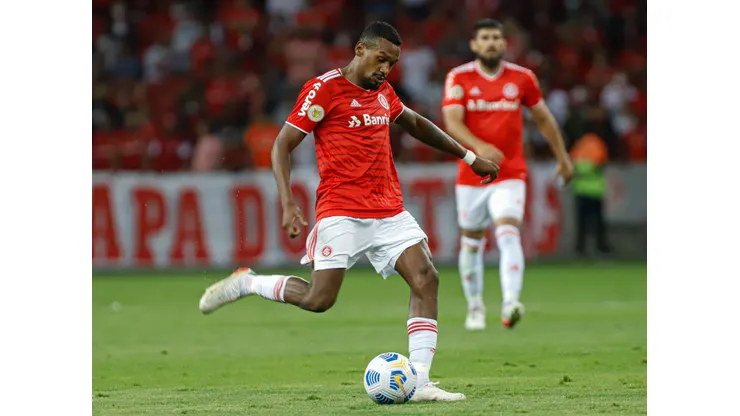 Maxi Franzoi/AGIF - Edenílson, volante do Internacional