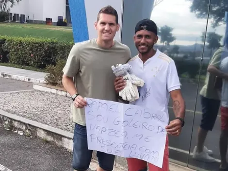 BELA AÇÃO! Rafael Cabral presenteia torcedor com autógrafo e par de luvas