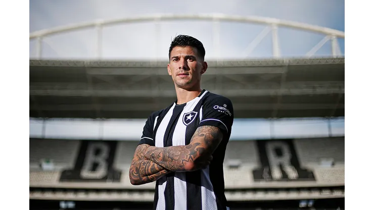 Foto: Vítor Silva/ Flickr Botafogo - Cuesta foi apresentado e revelou bastidores da negociação.