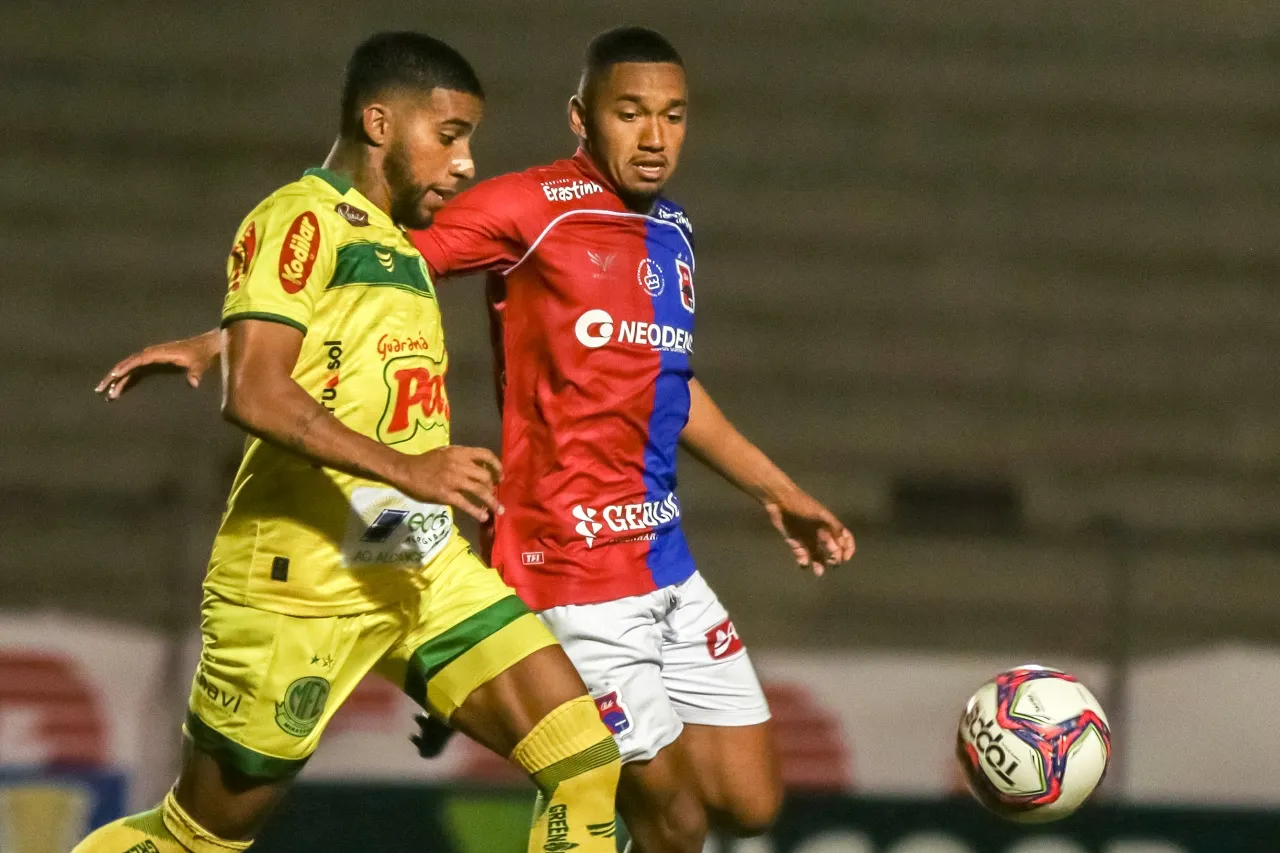 Foto: Robson Mafra/AGIF – Neto Moura em ação pelo Mirassol