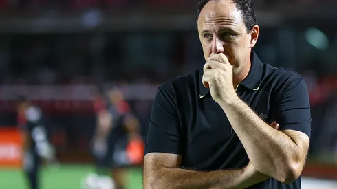 Foto: Marcello Zambrana/AGIF- Rogério Ceni está preocupado com a zaga Tricolor