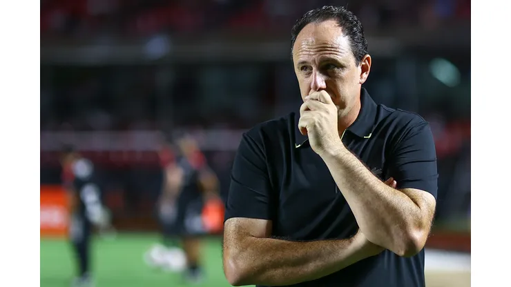 Foto: Marcello Zambrana/AGIF- Rogério Ceni está preocupado com a zaga Tricolor