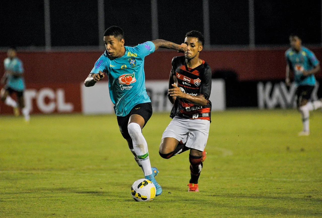 Foto; Jhony Pinho/AGIF – Savinho em campo pela Seleção Brasileira sub-20
