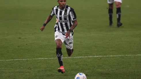 Foto: Ettore Chiereguini/AGIF - São Paulo expõe interesse em defensor do Atlético e torcida sugere troca por Tchê Tchê