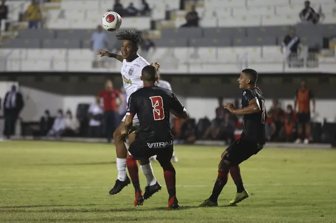 ©&nbsp;Rogério Capela/AGIFFoto: Rogério Capela/AGIF/Matheus Jesus em ação pela Ponte Preta