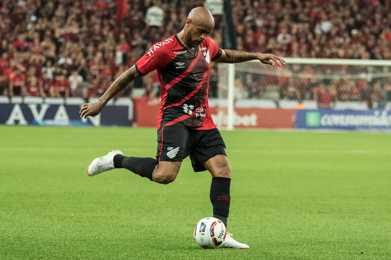©&nbsp;Robson Mafra/AGIFFoto: Robson Mafra/AGIF/Thiago Heleno em ação pelo Athletico-PR