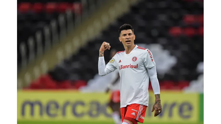 Foto: Thiago Ribeiro/AGIF - Botafogo tem interesse em Cuesta, do Internacional