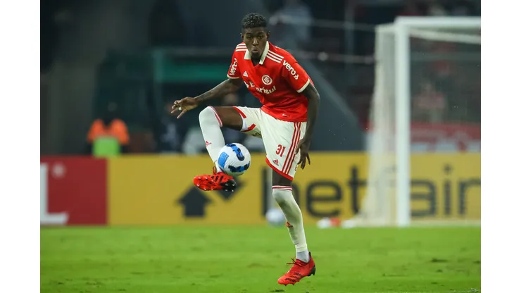 Foto: Pedro H. Tesch/AGIF - Barcellos abre o jogo sobre permanência de Vitão