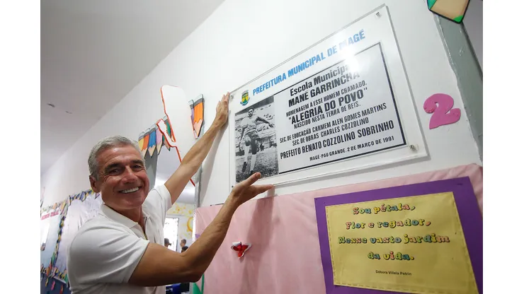 Foto: (Vítor Silva/Botafogo) - Técnico do Botafogo, Luís Castro visitou a Escola Municipal Mané Garrincha nesta segunda (30)