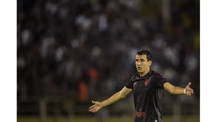 Foto: (Thiago Ribeiro/AGIF) - Titular em três dos seis jogos do Athletico na fase de grupos da Libertadores, Pablo ganhou um concorrente à altura