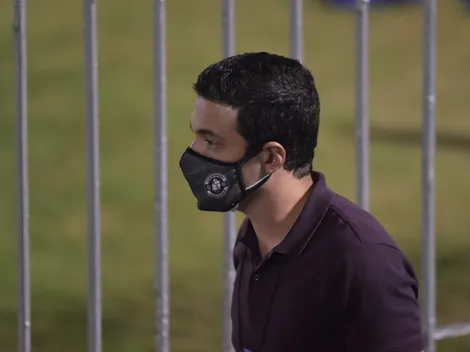 Pássaro 'sai da casinha' e relembra passagem no Vasco