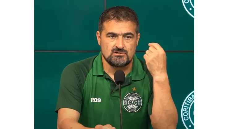 Reprodução/TV Coxa - Toro Acuña, técnico auxiliar do Coritiba