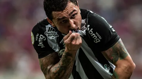 Foto: Pedro Chaves/AGIF- Vina viajou e deve atuar no duelo de logo mais